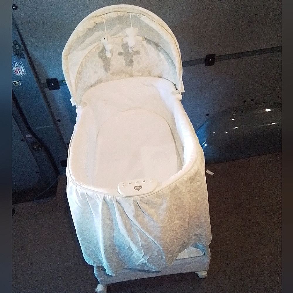 Delta Baby🎶Vibrating Gliding Basinett. Unused. Takes AA Batteries(Included).